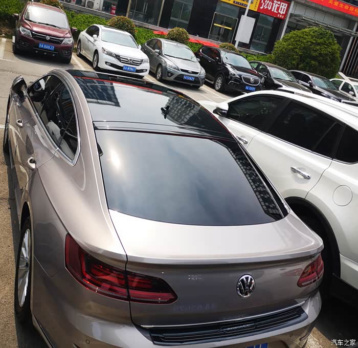 哪位车友把车顶贴黑了,给看下图