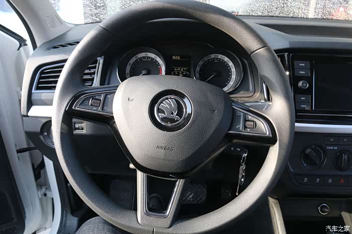 三幅式方向盘为搪塑材质,大小适中手感还不错,还配置有多功能按键设计