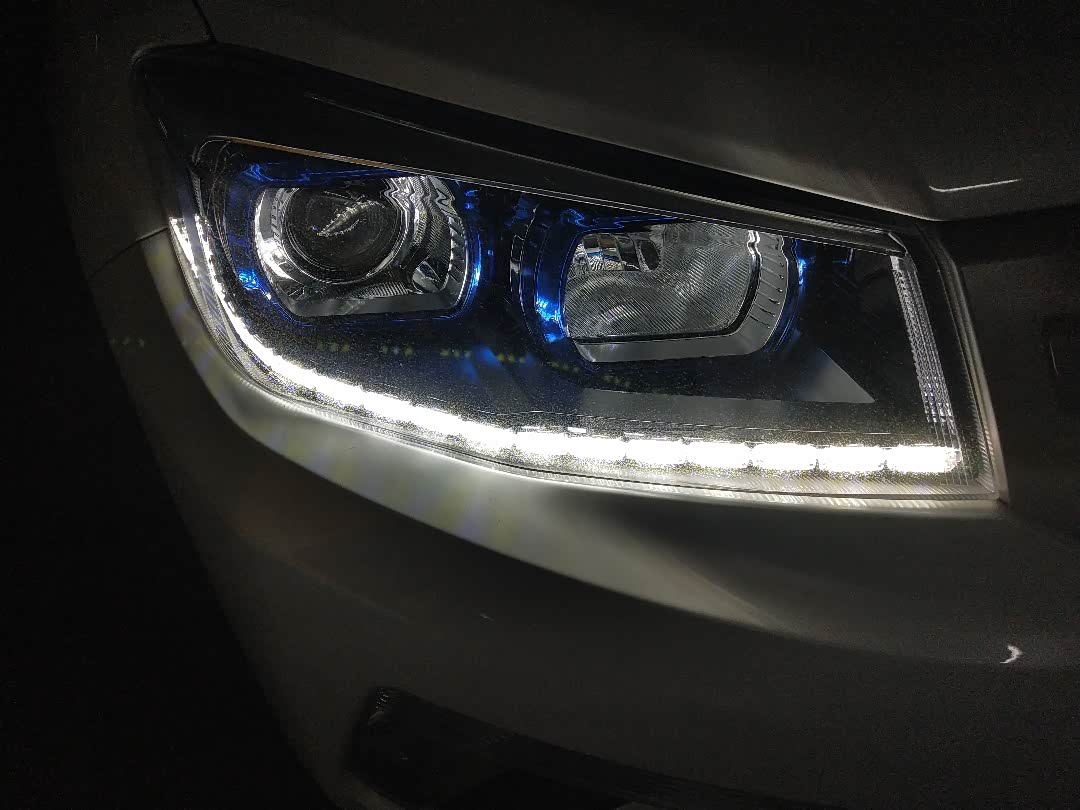 这是才下来的泪眼大灯,是不是不太协调