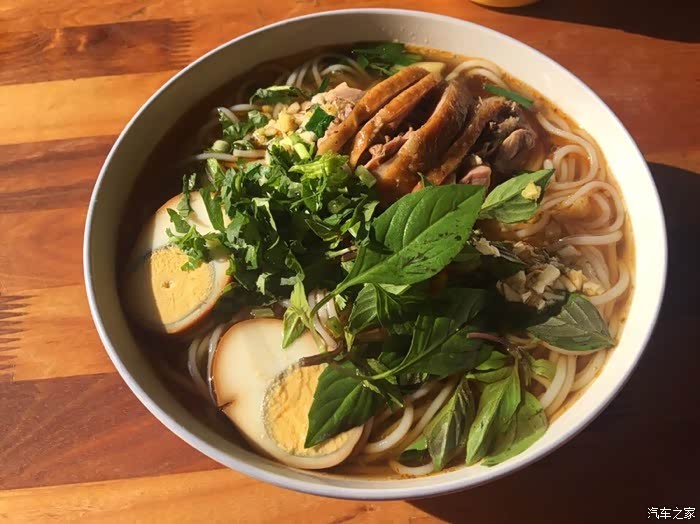 当地很有名气的卤鸡米线,我加了一颗卤蛋,味道巴适!哈哈!