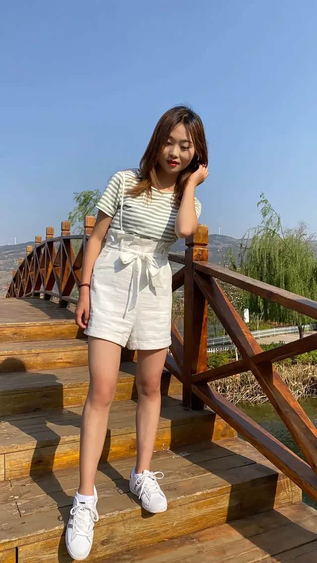 表妹最大的乐趣就是爱拍照,太臭美了.