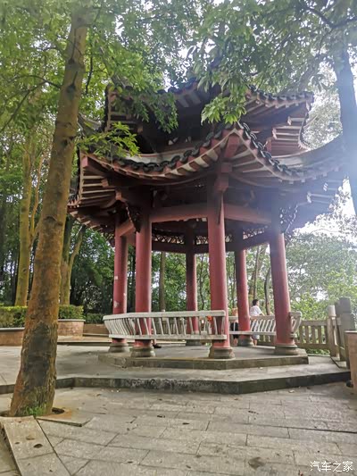 途中的休息避雨亭