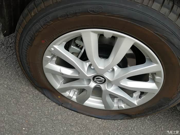 不到一个月的新车居然,爆胎了