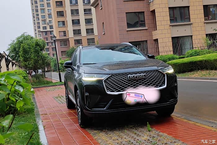 第三代哈弗h6颜值最高的地方当属正脸,哈弗和标志性的前格栅栏非常的