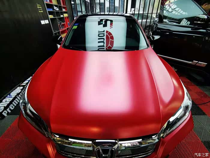 黑色雅阁变成红色朋克风全车改色作业贴你们喜欢吗