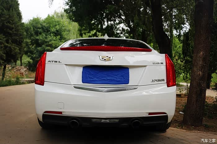 屁股正面照!是所有竖起尾灯都是凯迪拉克. 没有后雷达!