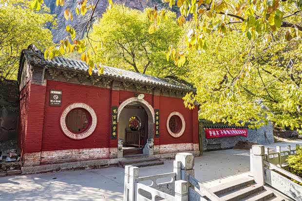 许多人到石家庄井陉苍岩山旅游只为看一眼桥楼殿