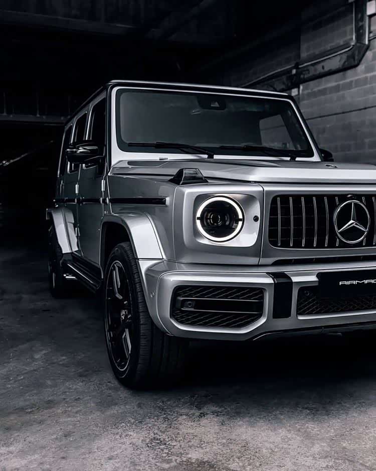 奔驰g级也算是每个男人的梦想车型吧.