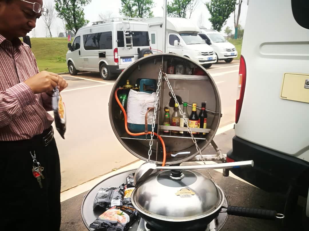 大通房车之备胎厨房房车达人之房车改装