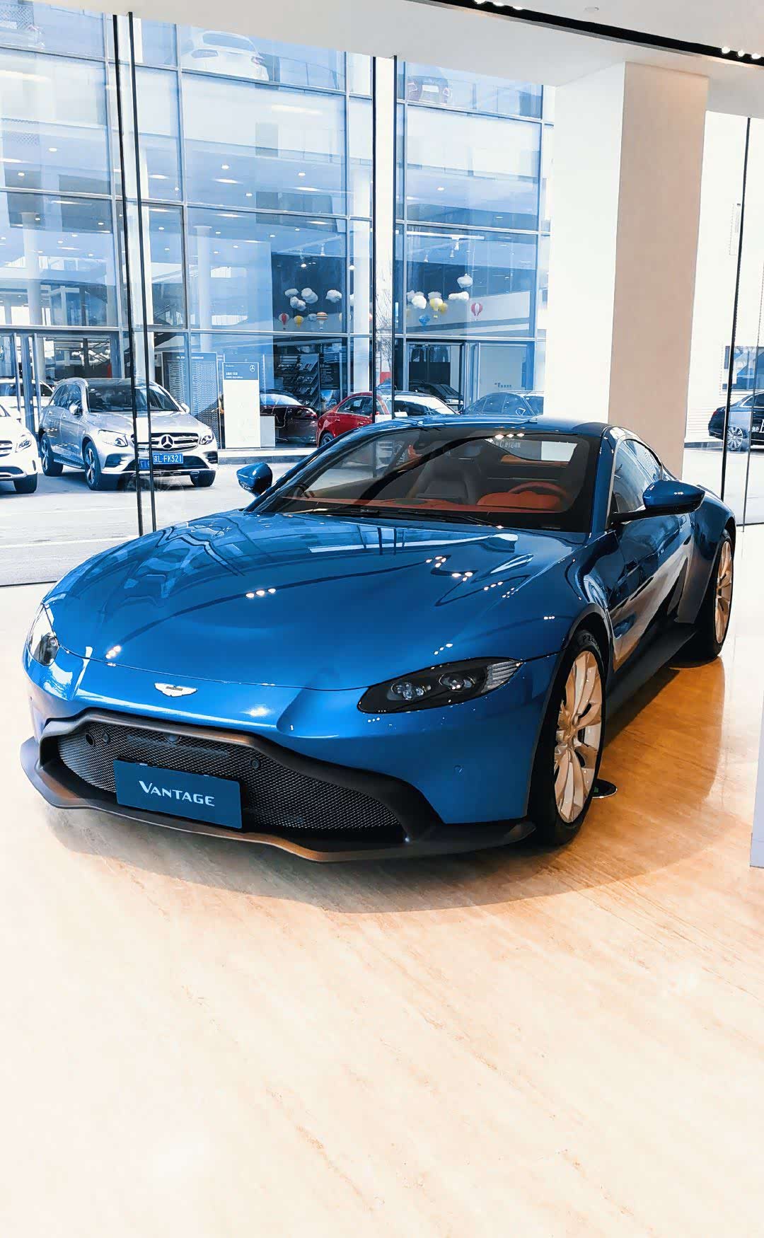 阿斯顿马丁的流线型,特别是风阻,都是非常有利于驾驶的.