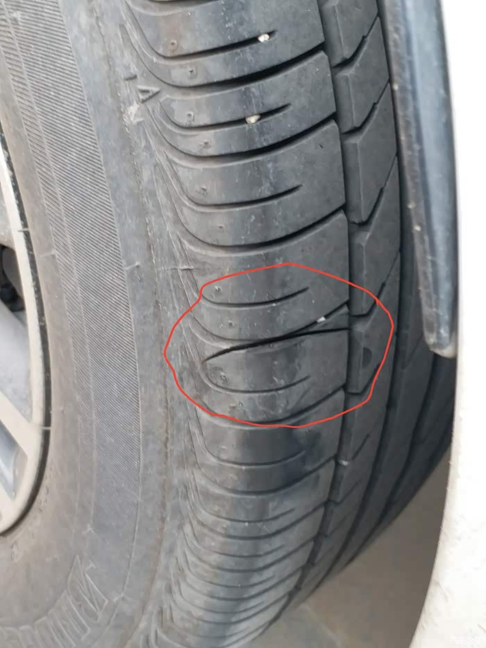 求教:轮胎底面划了很深一道口子,请问需要换轮胎吗?