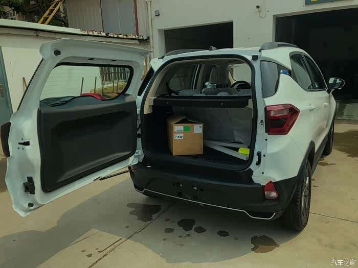 侧开门的尾箱,搬东西方便的很.