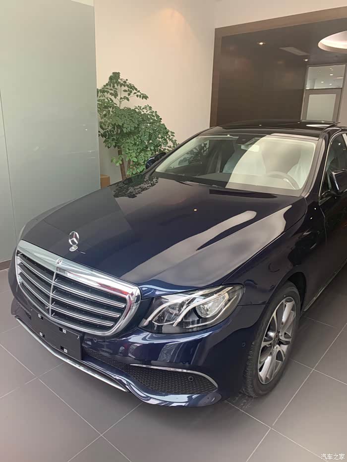 奔驰e300立标钙蓝色提车给还在纠结这个颜色的人