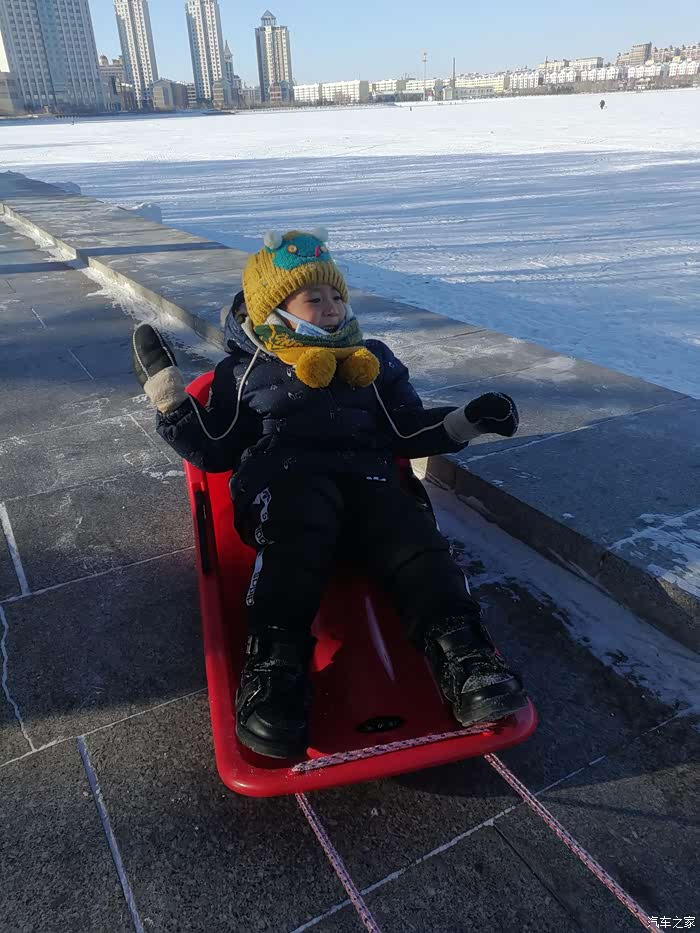 开着我的大博越打哧溜滑去喽