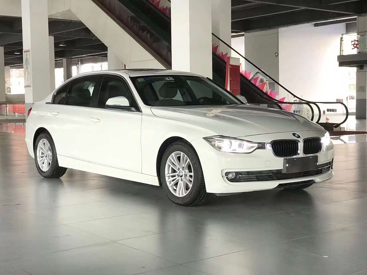 老款宝马3系内饰非常酷.