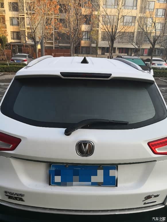 车顶鲨鱼鳍的装饰更加突显75的运动风