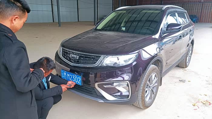 新车落户上牌请小哥哥帮安装拍照好开上路游玩体验