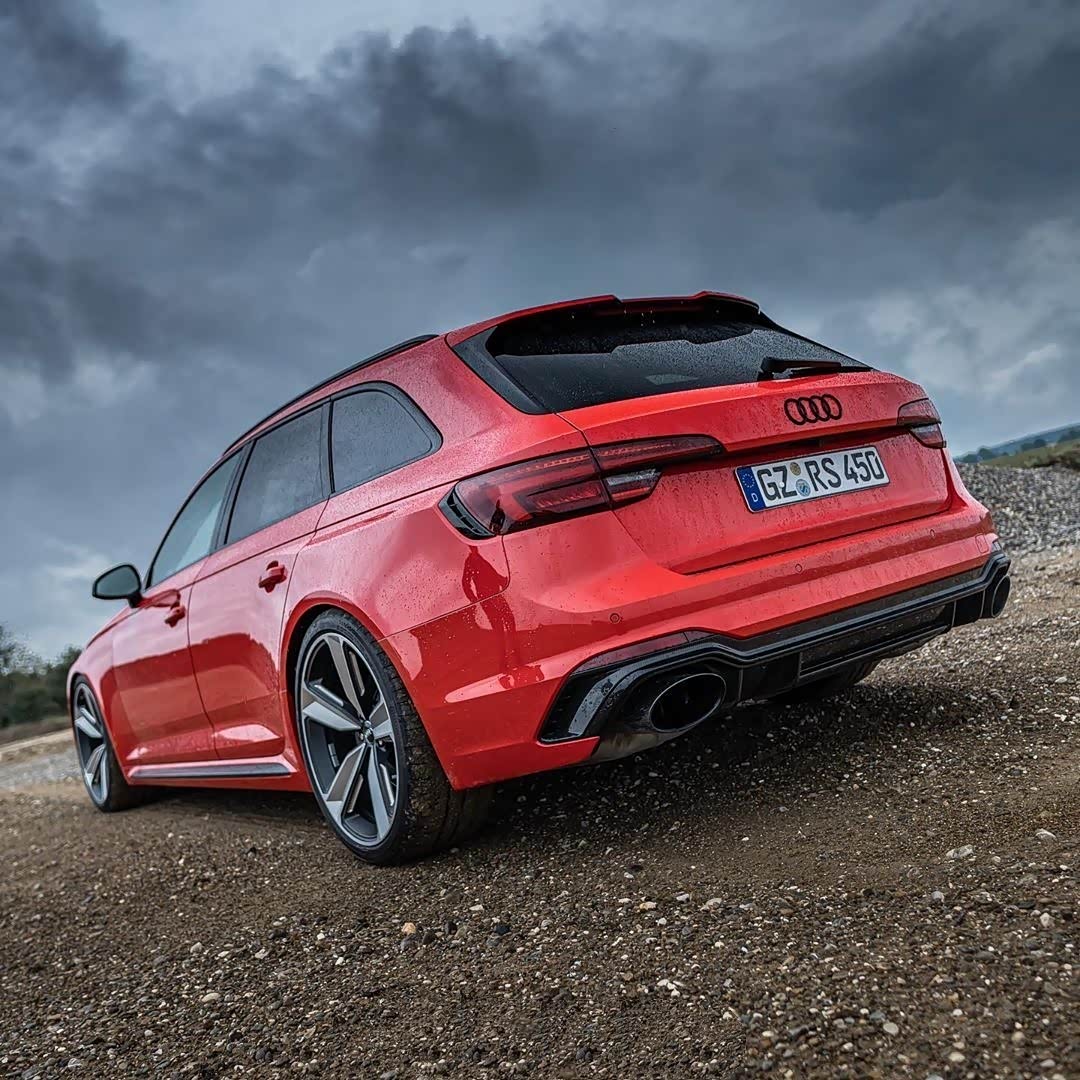 奥迪rs4红色的车身更为诱人.