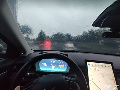 下雨天坐车里面的图片图片