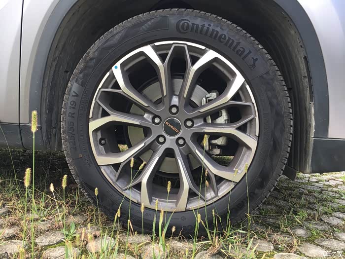 与之搭配的是马牌225/55r19马牌轮胎