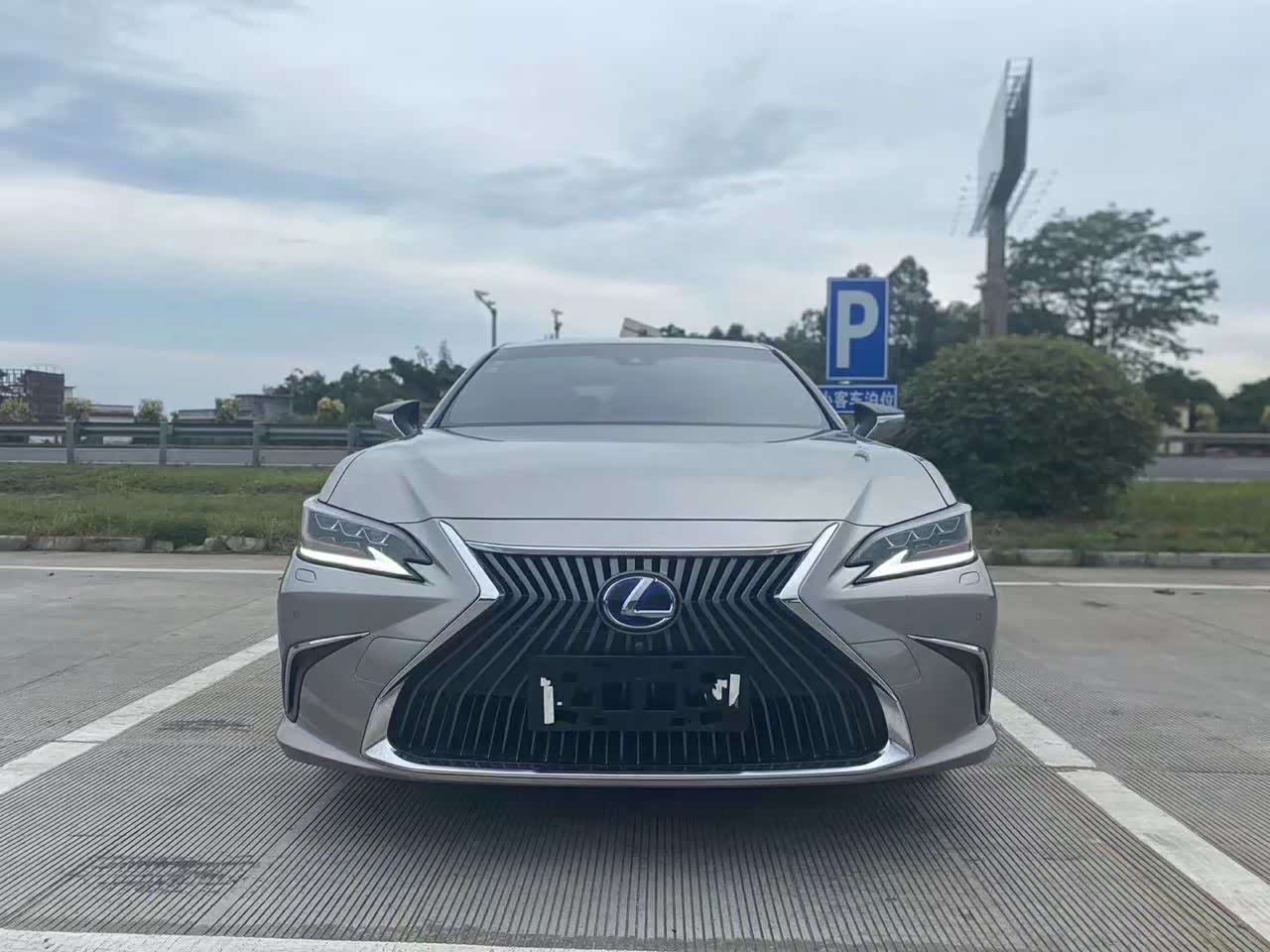 雷克萨斯es300h外观设计气势磅礴让你见了就会爱上它