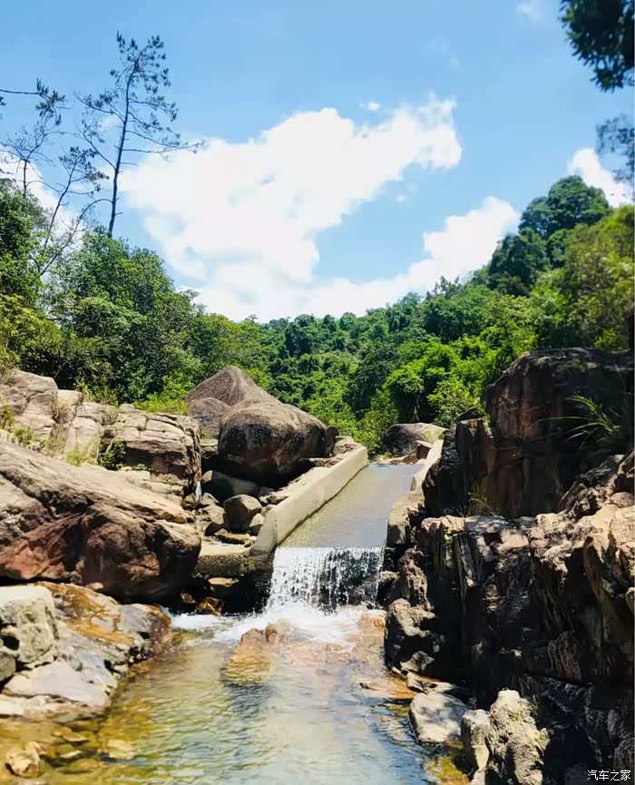 山涧溯溪北峰山国家森林公园