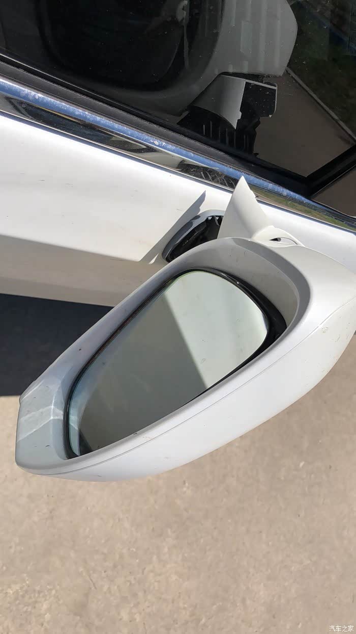 18款运动版右后视镜被撞掉