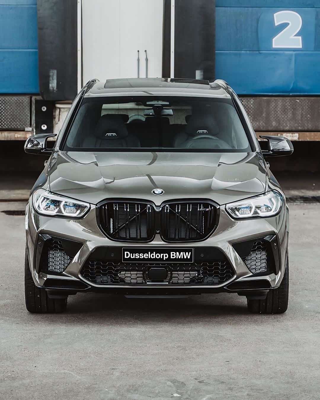 宝马x5m拥有帅气的外观,霸气的颜色.