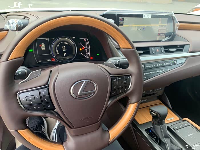 2020款es300行政版至臻黑加黄水晶棕竹内饰提车