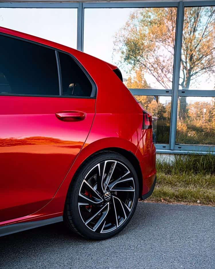 全新的高尔夫mk8 gti,这红色真的爱了