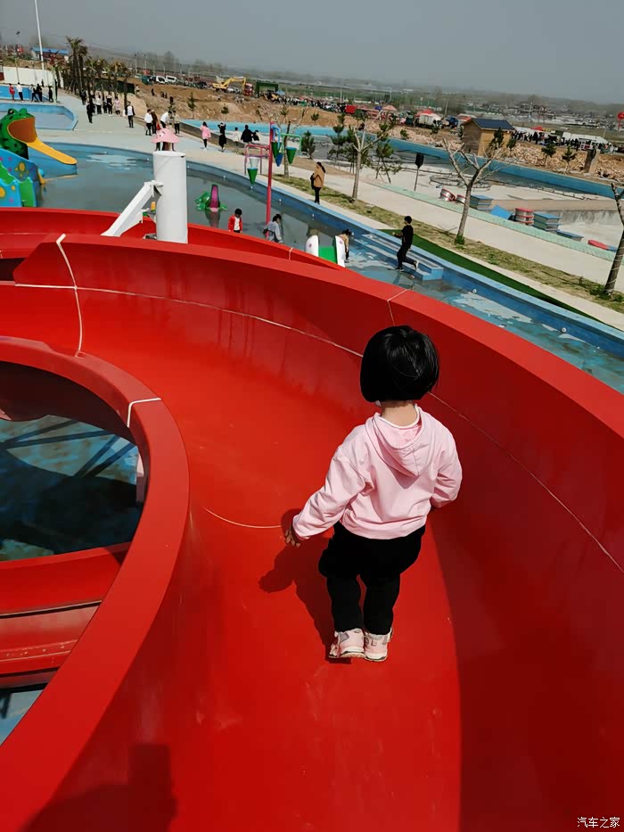 周末开着小5带着女儿山里王水上乐园一游