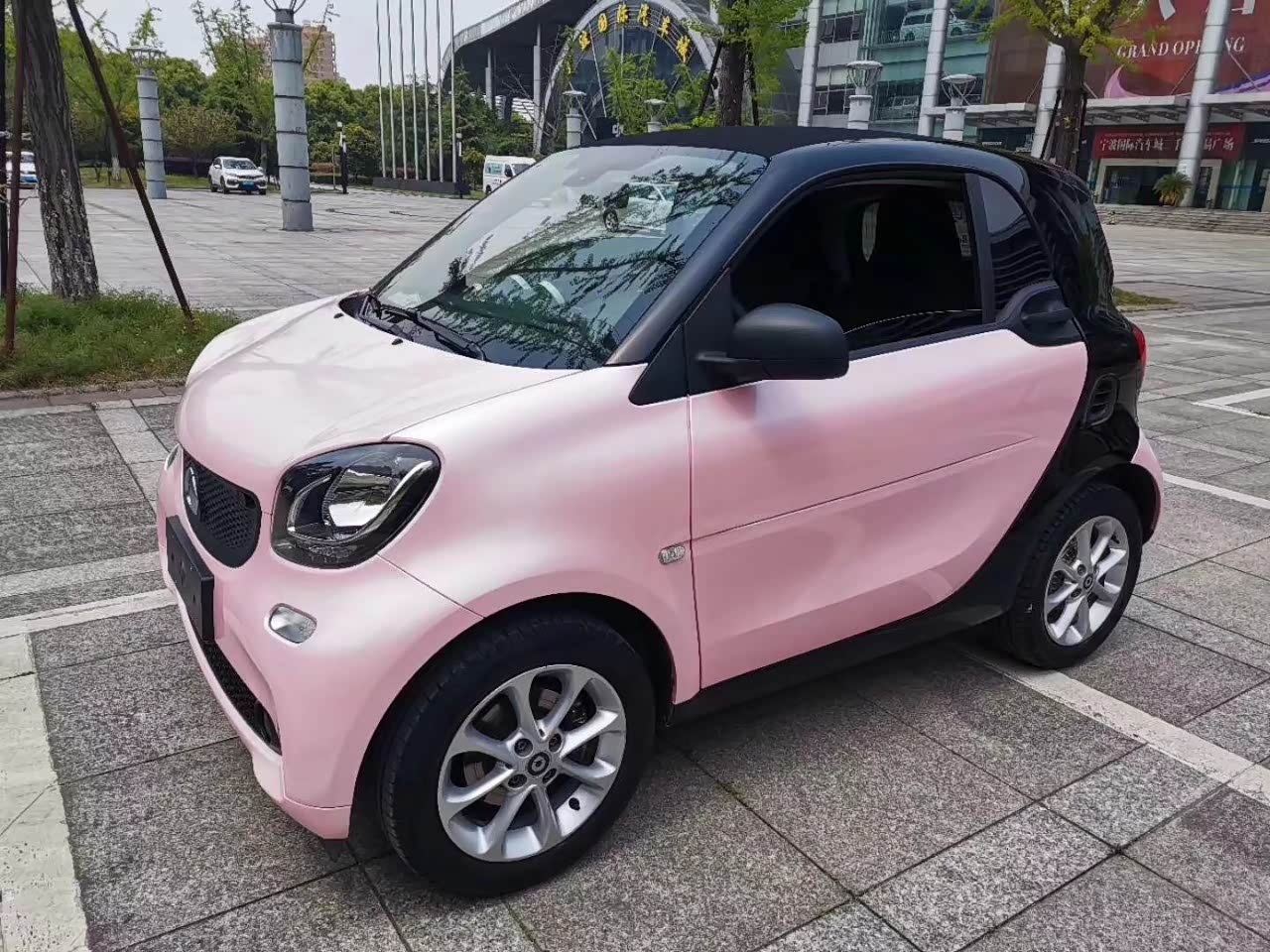 微贴奔驰smart10灵动粉色改色凸显可爱个性