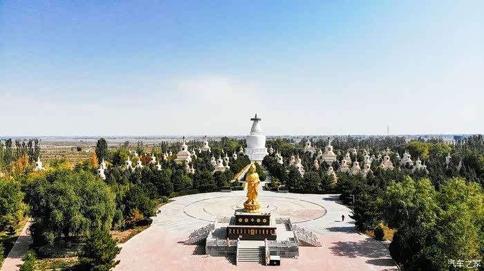 中间那座最塔就是萨班灵骨塔复原塔,是整个塔林中最一座,它通是35.