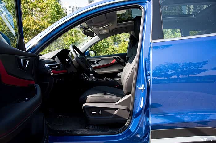 奇瑞忠实用户瑞虎5八万公里车主被置换补贴吸引到店试驾全新瑞虎7