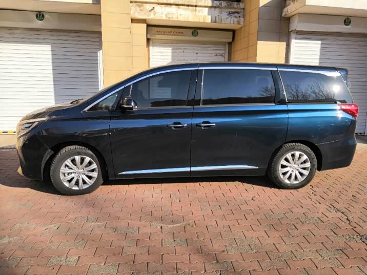 经典的侧腰线,经典的孔雀蓝