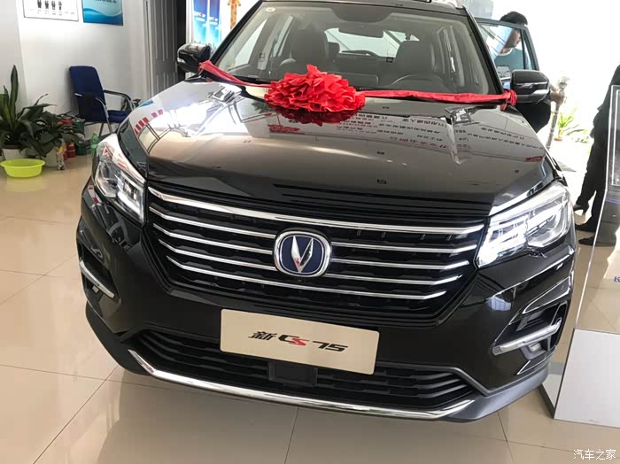 今天进展厅看见一台黑色cs75,以前都看白色的,突然觉得黑色这么上档次