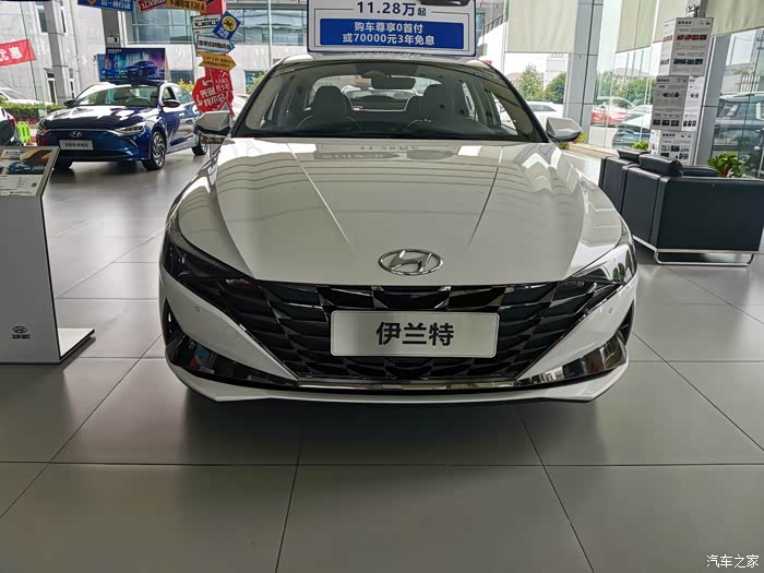 白色伊兰特展车正面.