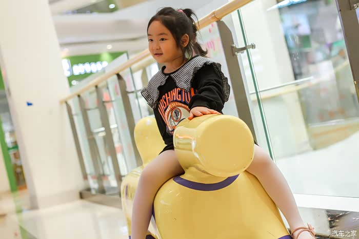 小女孩当车模我的小虎也很萌
