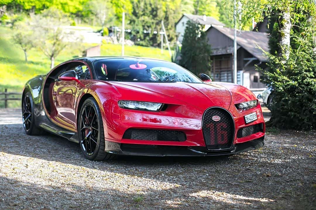 红黑相间的车身让布加迪更加具有动感