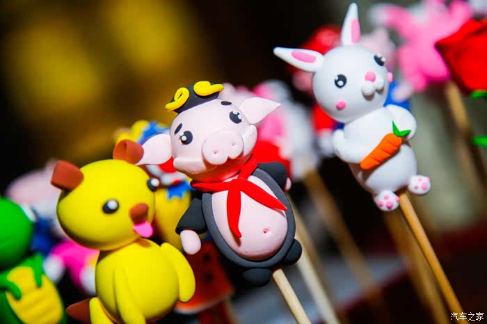 捏面人传统的民间艺术,深受小朋友的喜欢.