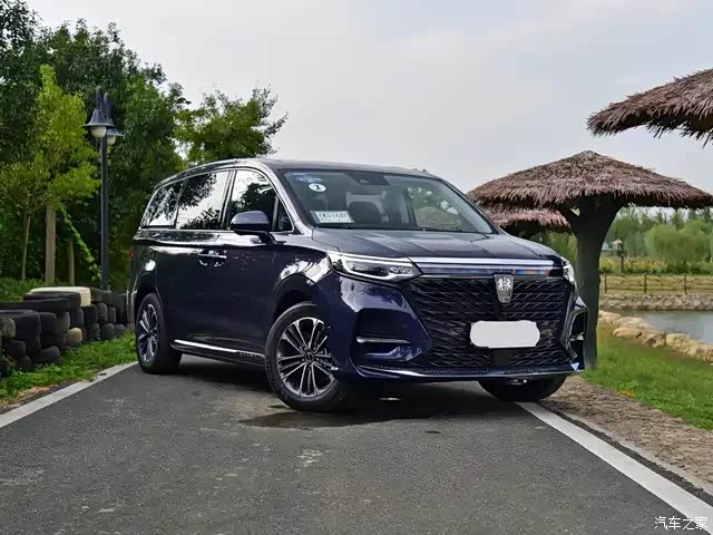 全新的2021款荣威imax8的设计语言上显得非常夸张