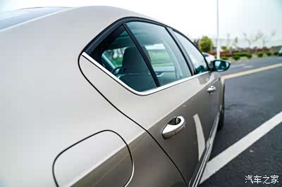 许多轿跑是这种掀背设计,比如马6轿跑,高端点的比如奥迪a7,这样的设计