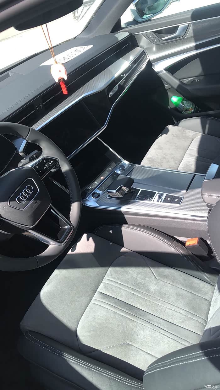 白色奥迪a6/45两驱提车