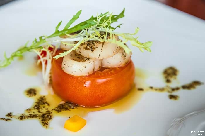 晚风吹拂南沙湾,白浪逐沙滩