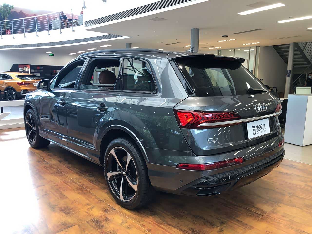 0t的,配上天云灰车漆和黑色套件后,真好看_奥迪q7论坛_手机汽车之家