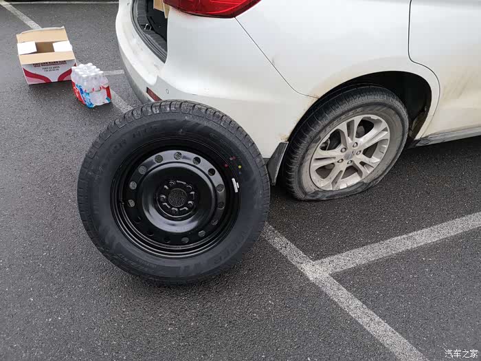 开车两年多以来第一次换上备用轮胎