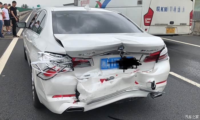 被追尾成这样,应该切割后尾板吗?切割后会贬值多少?