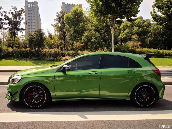 奔驰a45 amg 想象中就应该这个颜色-碧玺绿