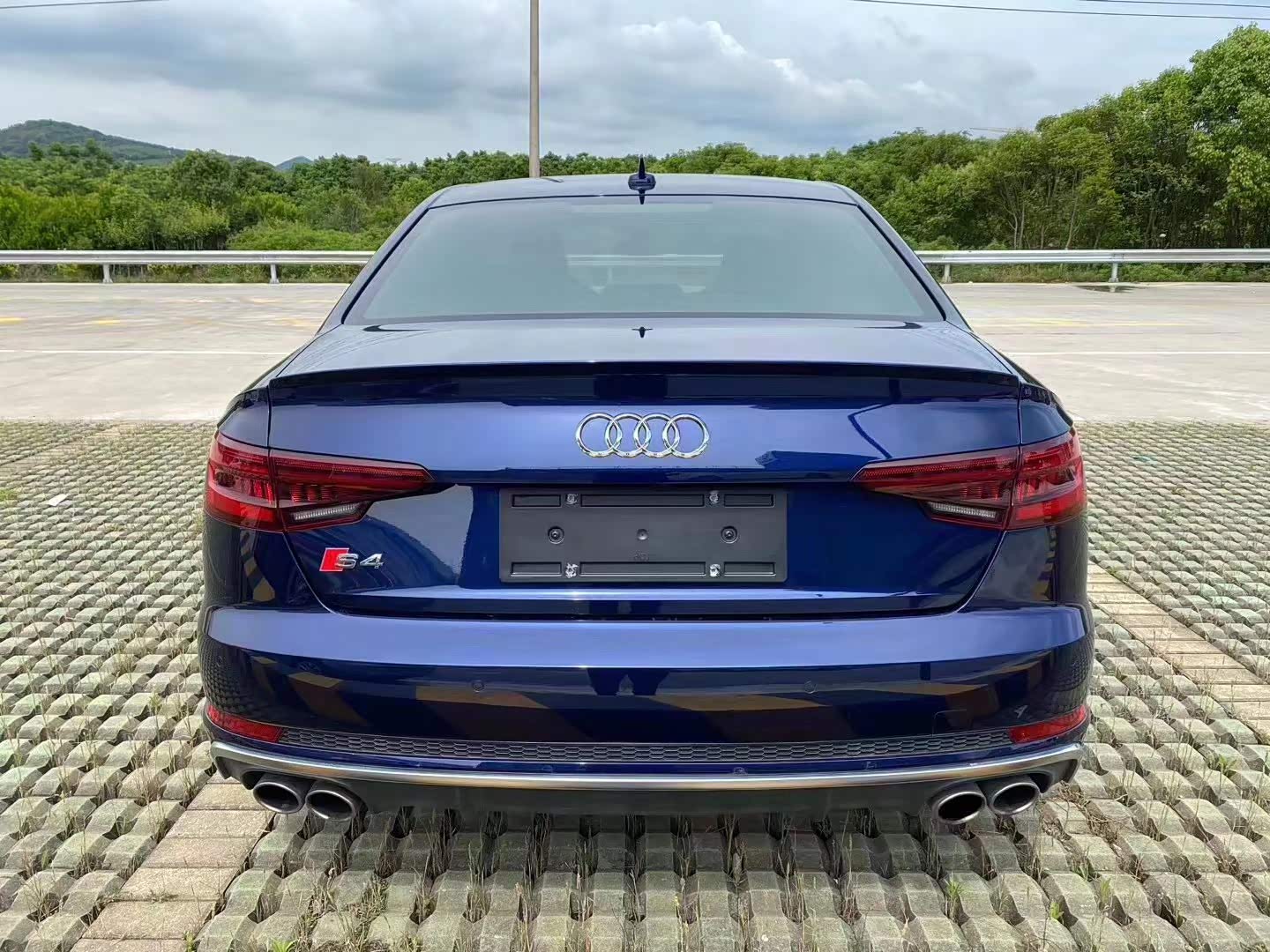 奥迪s4蓝色的外观更加运动