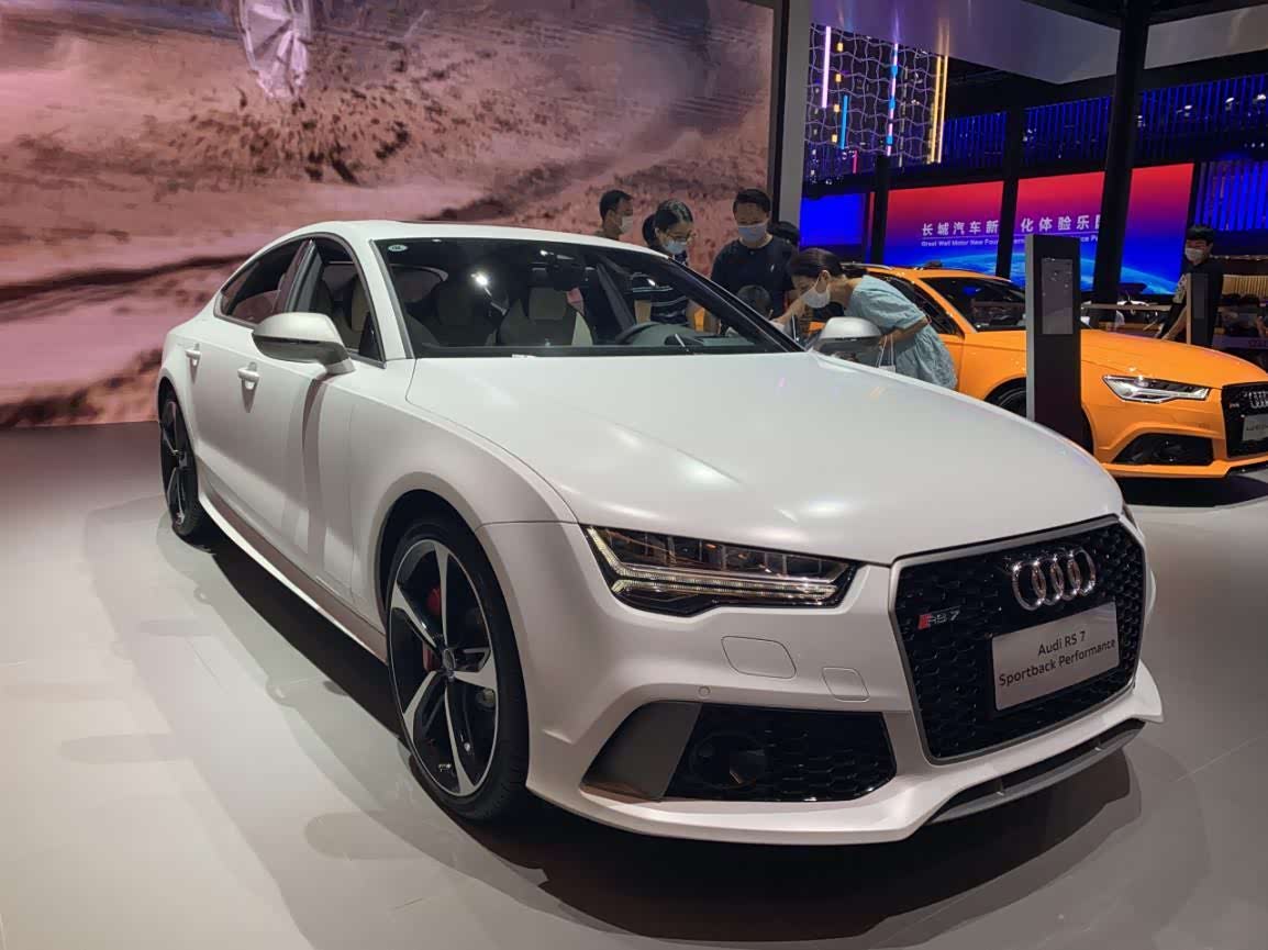 奥迪rs7,银耳的后视镜注定不简单